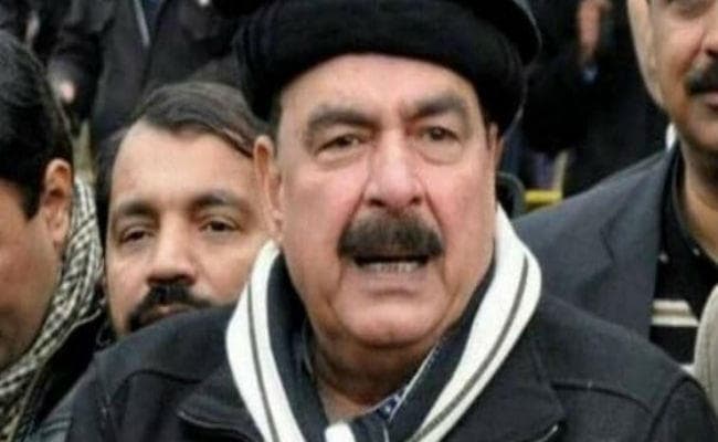 पाकिस्तान के जिस मंत्री ने दी थी परमाणु हमले की धमकी, उसकी जमकर हुई कुटाई, फेंके गये अंडे