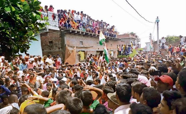 रोहतास : नम आंखों से शहीद जवान को दी विदाई