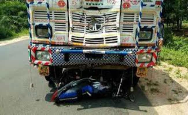 ट्रक ने बाइक सवार को कुचला, दो पुत्री के साथ गर्भवती महिला की मौत