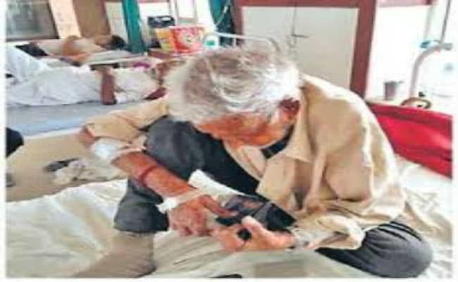 बुजुर्गों को अस्पताल में छोड़ भूल गये परिजन
