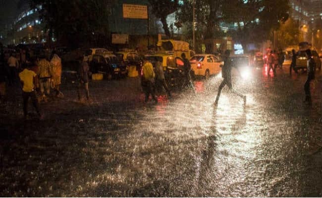 रात की बारिश में डूबे कई इलाके