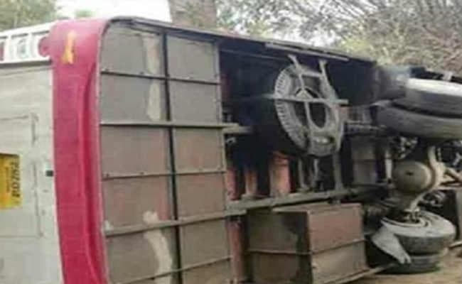 टैंकलॉरी की टक्कर से बस पलटी, दर्जन भर चोटिल