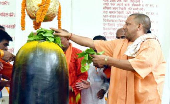 सीएम योगी ने की श्री काशी विश्वनाथ मंदिर-काल भैरव मंदिर में पूजा