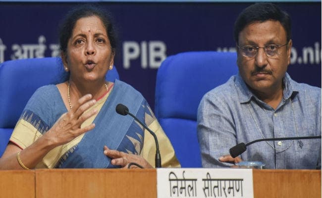 वित्त मंत्री का ऐलान : सरकारी बैंकों में 70,000 करोड़ रुपये की पूंजी डालेगी सरकार, पांच लाख करोड़ तक जारी हो सकेगी नकदी