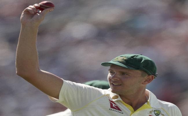 हेजलवुड और लाबुशेन के कमाल से आस्ट्रेलिया का पलड़ा भारी