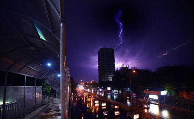 अगले दो दिनों में गरज के साथ बारिश होने की संभावना