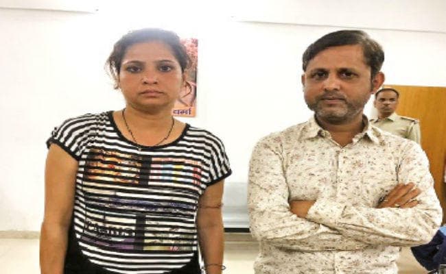 70 लाख रुपये गबन का आरोपी दंपती गिरफ्तार