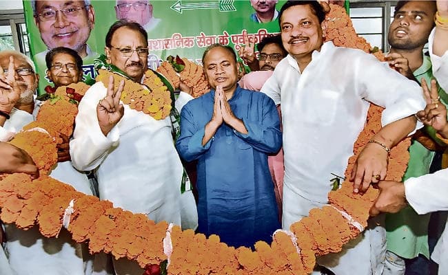 पटना : पूर्व आइएएस ललन जी जदयू में शामिल