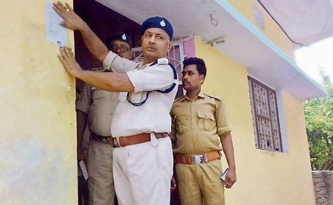 एसआइटी दारोगा व सिपाही हत्याकांड : हत्या के आरोपितों के घरों पर पुलिस ने चिपकाया इश्तेहार