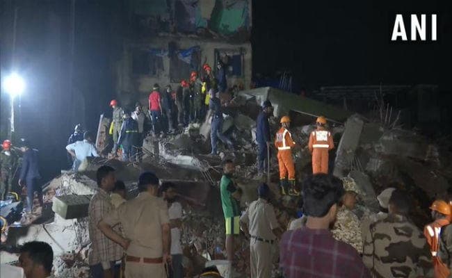 महाराष्ट्र: ताश के पत्तों की तरह ढह गयी इमारत, दो की मौत
