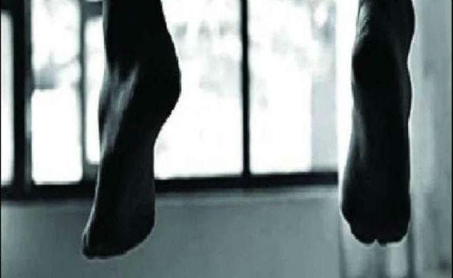 रातू थाना में चोरी के आरोपी ने कंबल फाड़ लगायी फांसी