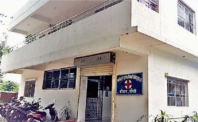 रांची : डिस्पेंसरी में डॉक्टरी सलाह भर मिलती है, जांच और दवा के लिए तय करनी पड़ती 10 से 15 किमी की दूरी