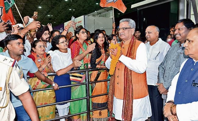 रांची : एयरपोर्ट पर ओम माथुर का किया गया स्वागत