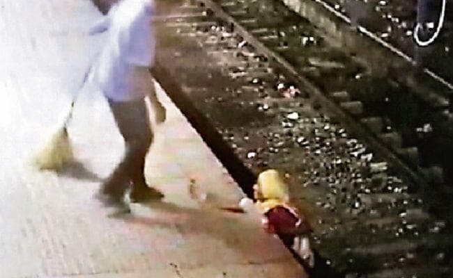 रांची : चलती ट्रेन से महिला गिरी, पूरी ट्रेन गुजर गयी, पर खरोंच तक नहीं आयी, देखें Video