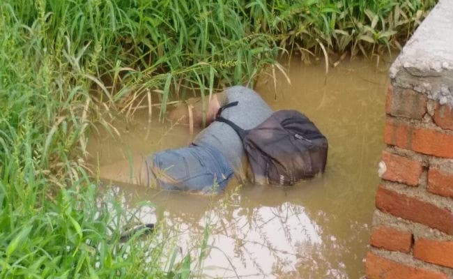 इटखोरी : सड़क किनारे गड्ढे में मिला शव, आ रही थी दुर्गंध, परिजनों ने हत्या की जतायी आशंका