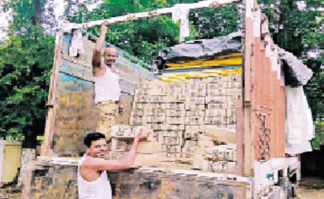 महल ईंट भट्ठे से 56 हजार बोतल शराब हुई बरामद