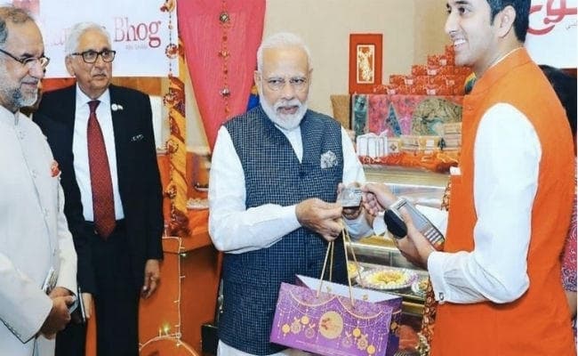 PM Modi ने संयुक्त अरब अमीरात के मार्केट में लॉन्च किया RuPay कार्ड