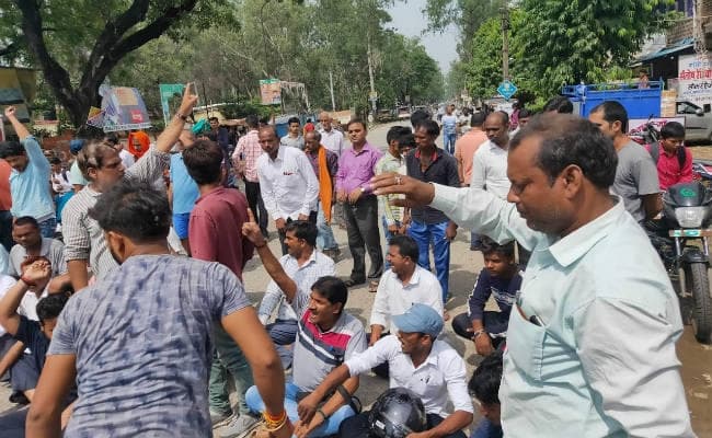 ट्रेलर की चपेट में आने से दो लोगों की मौत, आक्रोशित लोगों ने किया एनएच जाम