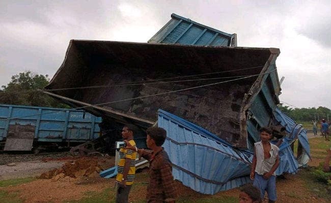 मधुपुर : काशीटांड स्टेशन के निकट मालगाड़ी के नौ डिब्बे बेपटरी, रूट डायवर्ट कर शुरू किया गया परिचालन