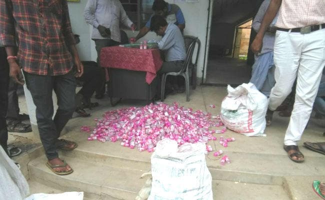 गुमला में बिक रहा नकली गुलाब जल, दिल्ली से पहुंची टीम ने नकली उत्‍पाद सहित कारोबारी को पकड़ा