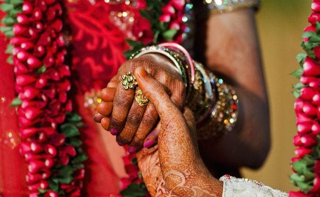 Court की टिप्पणी- भारत की लड़कियाें में अब भी डर, शादी बिन समाज में सम्मान नहीं