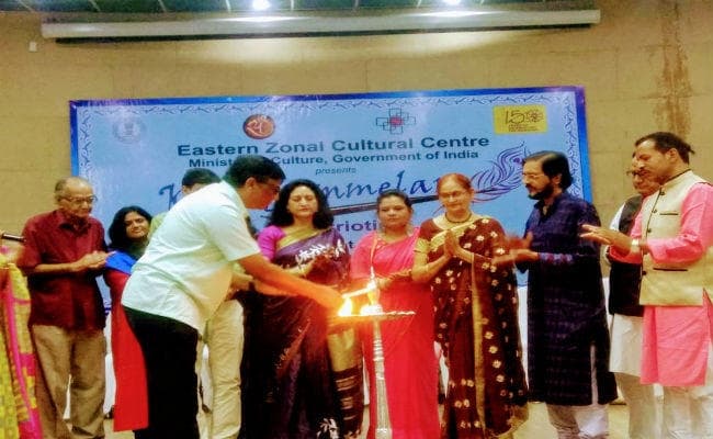 ये किसका हुस्न महकता है मेरे शेरों में, ये कौन है जो इन्हें खुशगवार करता है...