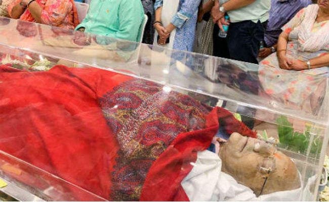 जेटली को श्रद्धांजलि देनेवालों का लगा रहा तांता