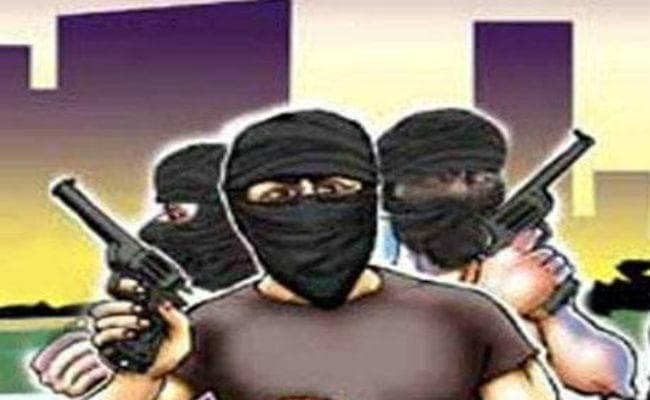 हथियार के बल पर 45 किलो सोना व डेढ़ लाख रुपये की लूट