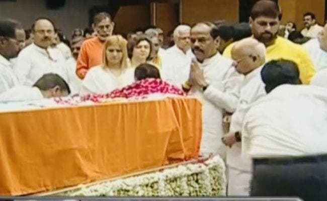 झारखंड के सीएम रघुवर दास ने पार्टी मुख्यालय में अरुण जेटली को दी श्रद्धांजलि