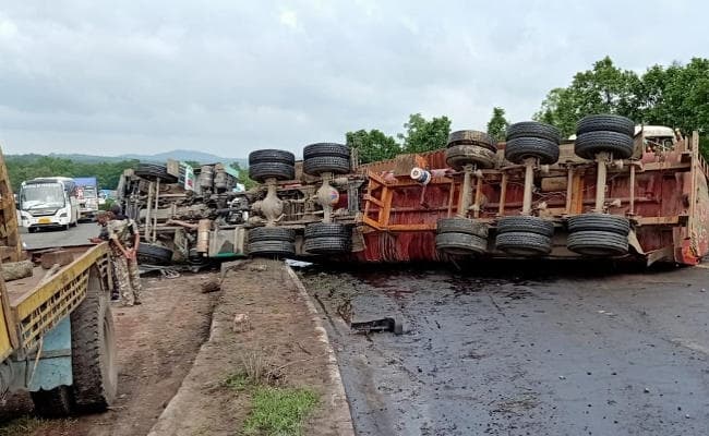 हजारीबाग : चरही घाटी में टेलर व टैंकर में जबर्दस्त टक्कर, बीच सड़क पर पलटा टेलर, आवागमन ठप