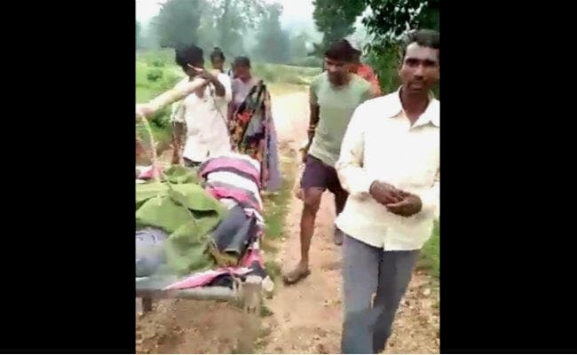 ललपनिया : बीमार पत्नी को सात किमी खाट पर टांगकर इलाज के लिए लेकर पहुंचा झुमरा