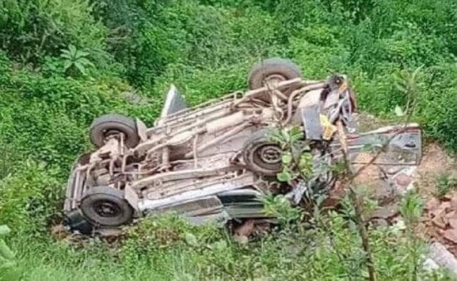 जम्मू कश्मीर में वाहन खाई में गिरा, सात की मौत, 25 घायल