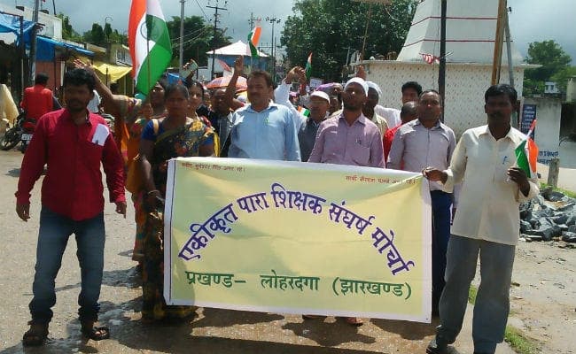 लोहरदगा : पारा शिक्षकों ने निकाली आक्रोश रैली, सरकार पर लगाया वादा खिलाफी का आरोप