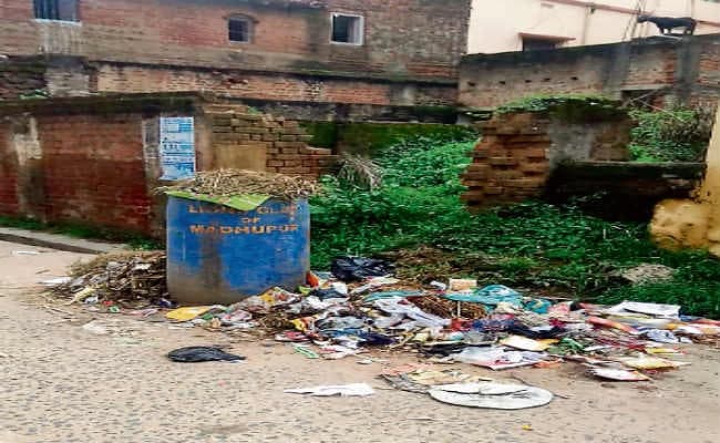 मधुपुर में जगह-जगह पसरी गंदगी, परेशानी