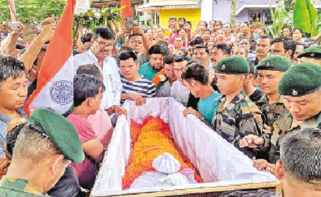 तिरंगे में लिपटकर घर पहुंचा शहीद राजीव का पार्थिव शरीर