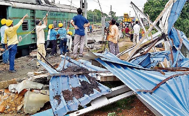 जामताड़ा : काशीटांड़ रेलवे स्टेशन में हादसा के 25 घंटे बाद दिल्ली-हावड़ा रेलखंड पर शुरू हुआ ट्रेनों का परिचालन