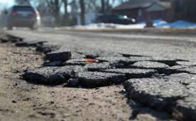 घटिया रोड बनाने वाली कंपनी निलंबित देश भर में नहीं मिलेगा ठेका, होगी वसूली