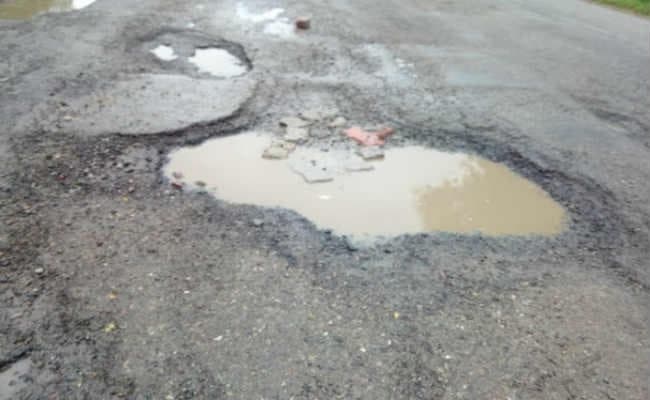 सड़कों पर जानलेवा गड्ढे और दर्द देने वाला ज्वायंट