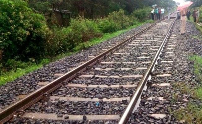 दो बच्चों के साथ ट्रेन के आगे कूद कर महिला ने की आत्महत्या