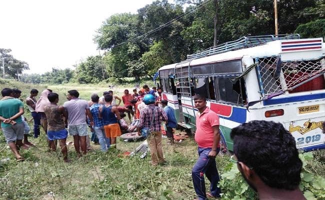 बेगूसराय : गड्ढे में पलटी मिनी बस, एक की मौत, दर्जनभर घायल