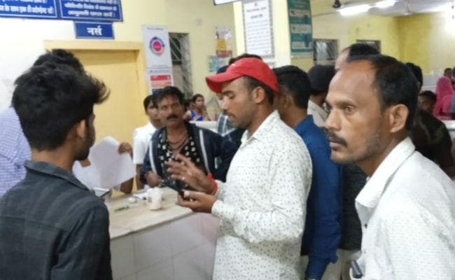 गुमला : मरीज को एक्सपायरी स्लाइन चढ़ाया, हंगामा के बाद स्लाइन बदला