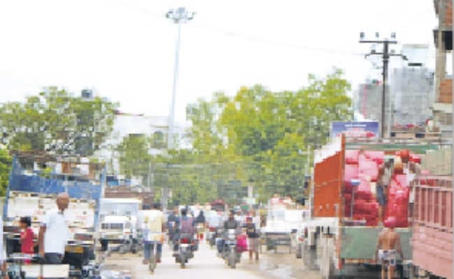 सड़क को बना दिया वाहन स्टैंड राहगीरों को हो रही परेशानी