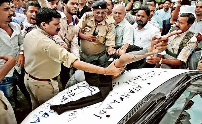 शर्मनाक ! विद्यार्थी परिषद ने विनोबा भावे विवि के कुलपति के वाहन पर लिख दिया आतंकवादी वीसी