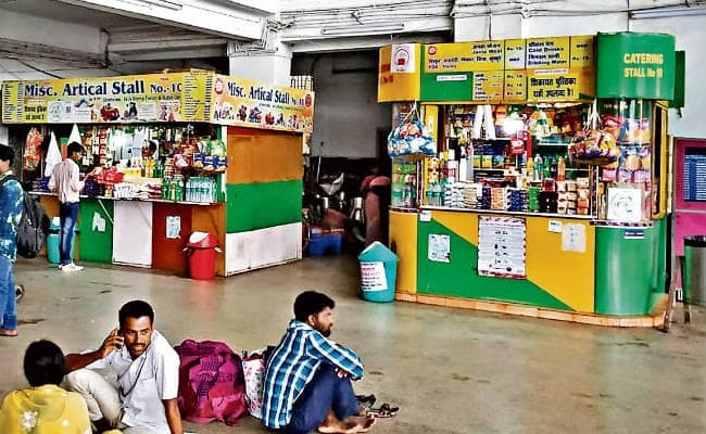 हटिया स्टेशन पर ₹ 20 में बिक रहा है ₹15 का पानी, यात्री ने ट्वीट कर रेल मंत्रालय से की शिकायत