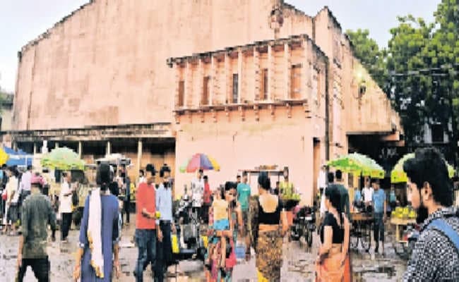 स्कूलों में ठहरते हैं पिंडदानी, निगम के करोड़ों के भवन रहते हैं खाली