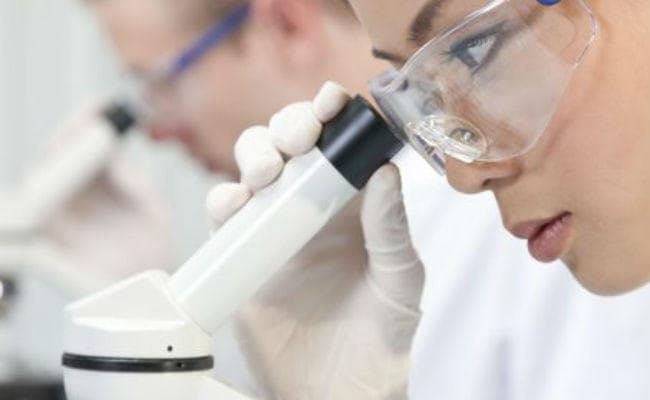 मिशन एडमिशन : माइक्रोबायोलॉजिस्ट बन संवारें करियर