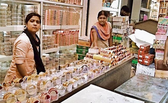 इस तीज लेटेस्ट डिजाइन की साड़ियां और चूड़ियों की डिमांड जोरों पर