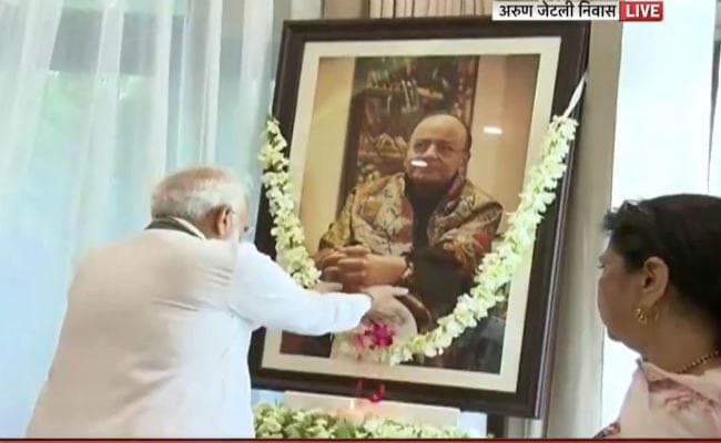 VIDEO: तीन देशों के दौरे से लौटकर दोस्त जेटली के घर पहुंचे पीएम मोदी, दी श्रद्धांजलि