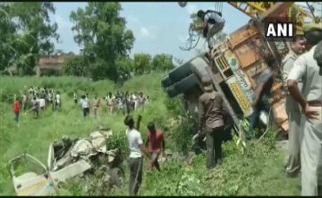 यूपी के शाहजहांपुर में रफ्तार का कहर, बेकाबू ट्रक ने ले ली 16 की जान
