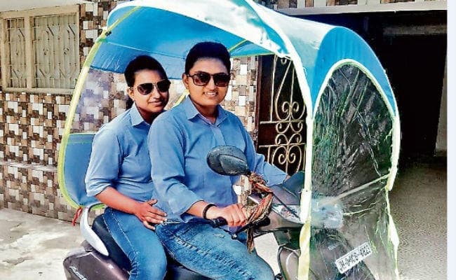 धूप और बारिश से बचा रहा स्कूटी शेड, फैशन ट्रेंड में हुआ शामिल